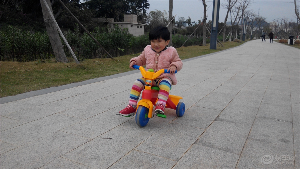 怎么教小朋友骑三轮车 291e1b20995845228788e5f3e9549838.jpg