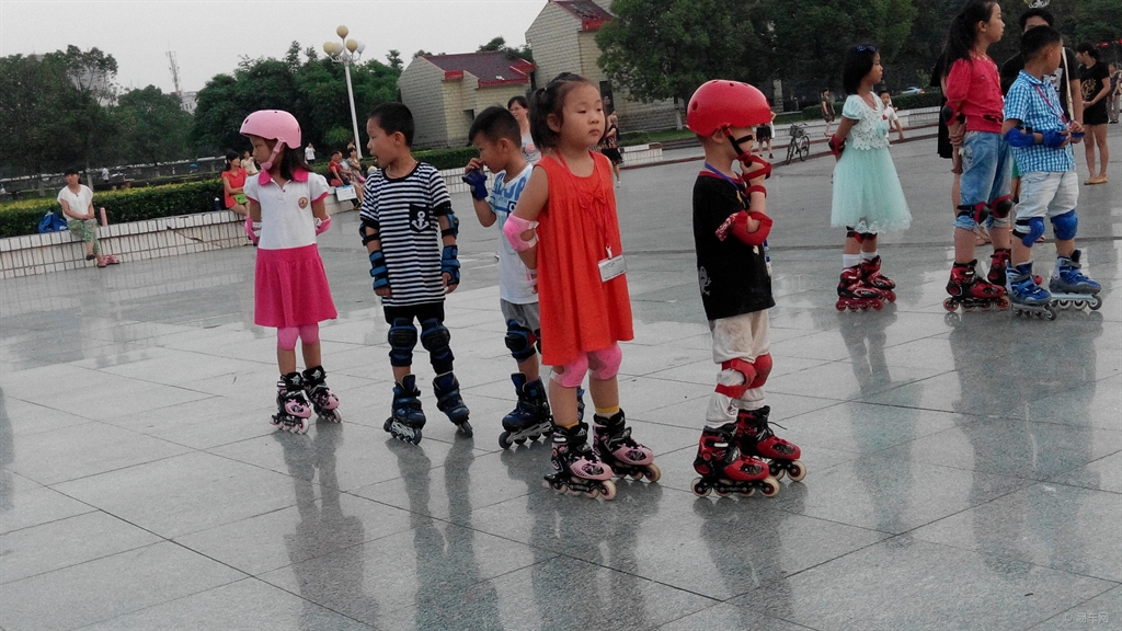 小孩子怎么学轮滑学得更快 eb1883697aea4dac8124fdd3e95aca8e.jpg
