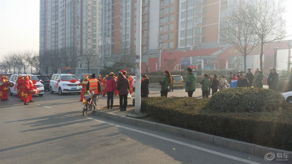 打锣人猜成语_打锣喊人表情图片(3)