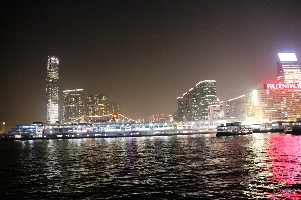 晚上的香港 维多利亚港 f913ea35122341a0bf54f1255fa77653.jpg