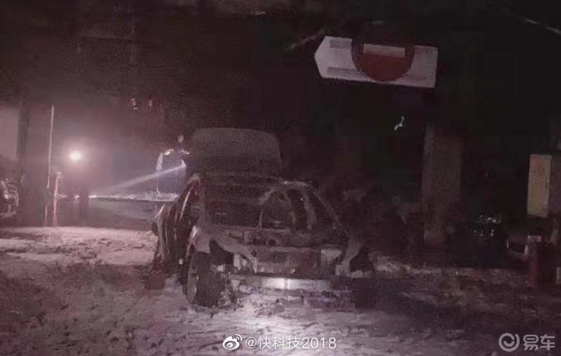 【上海一特斯拉model 3车库爆炸起火 整车烧成骨架】昨日晚间,特斯拉