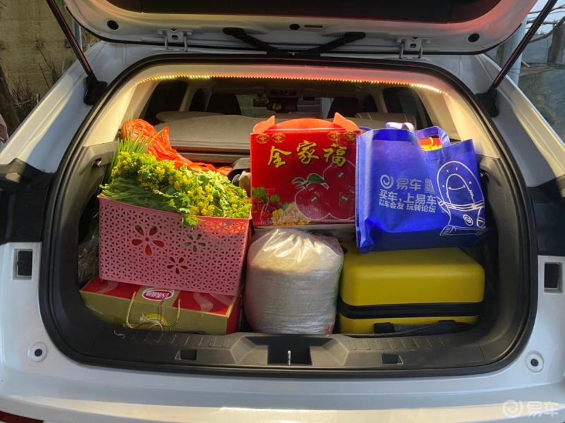 后备箱里的年货# 回广东,从家里带了满满的青菜,还有