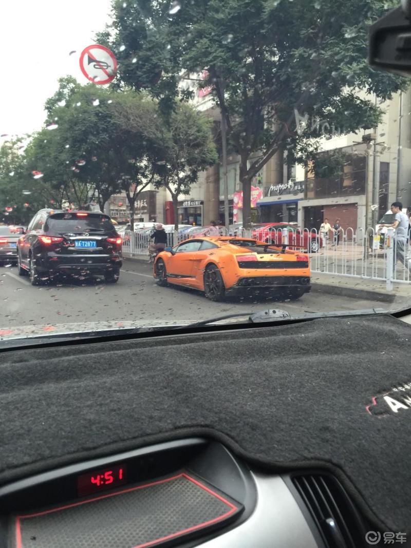 随手拍城市里的街边豪车#上班路上,偶遇超跑兰博基尼