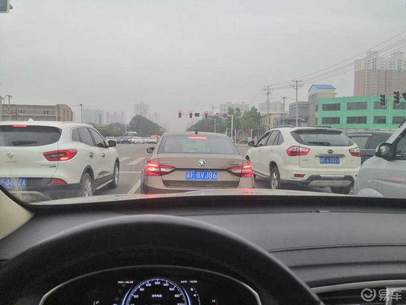 车主聊早晚高峰#河北保定,晚高峰6点,复兴路与乐凯北大街交口堵车300