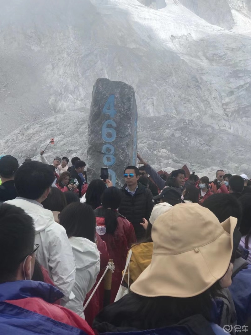 晒风景玉龙雪山海拔4680米的地方都没有雪了