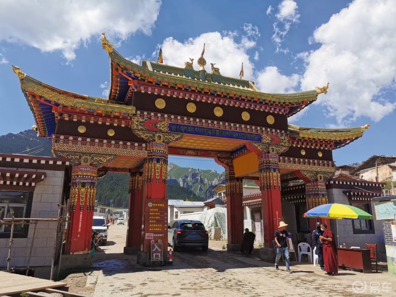 本地人趣哪玩郎木寺是甘南藏族自治州碌曲县下辖的一个小镇一条小溪从
