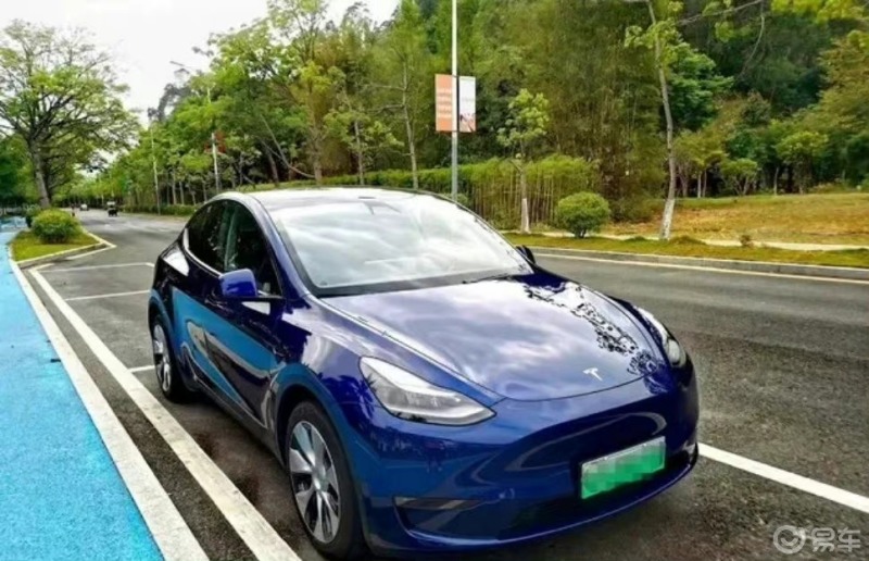 上个月刚买的特斯拉model y,跟老婆一起到提车,开了300公里,这款车有