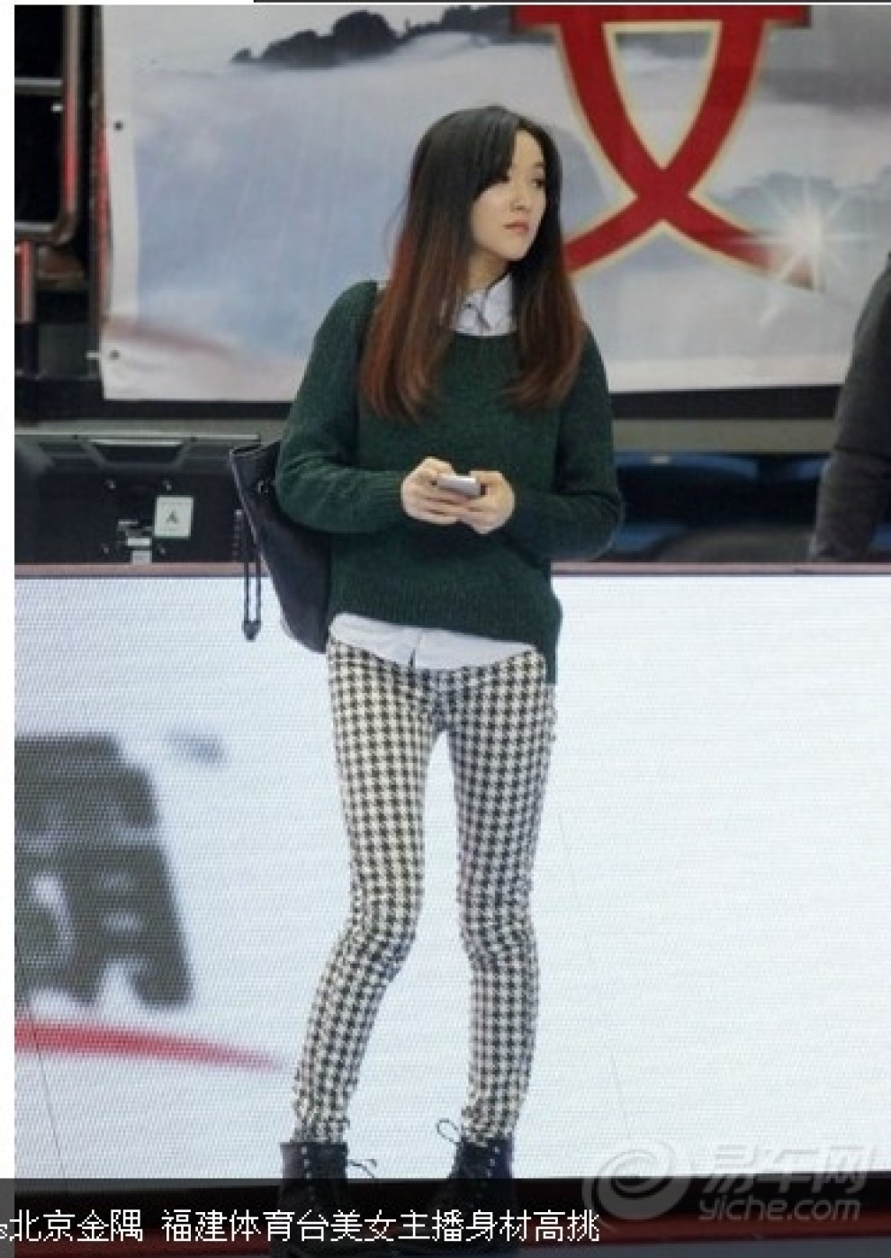 【美女惊艳助威CBA 福建女主播秀曼妙身材】