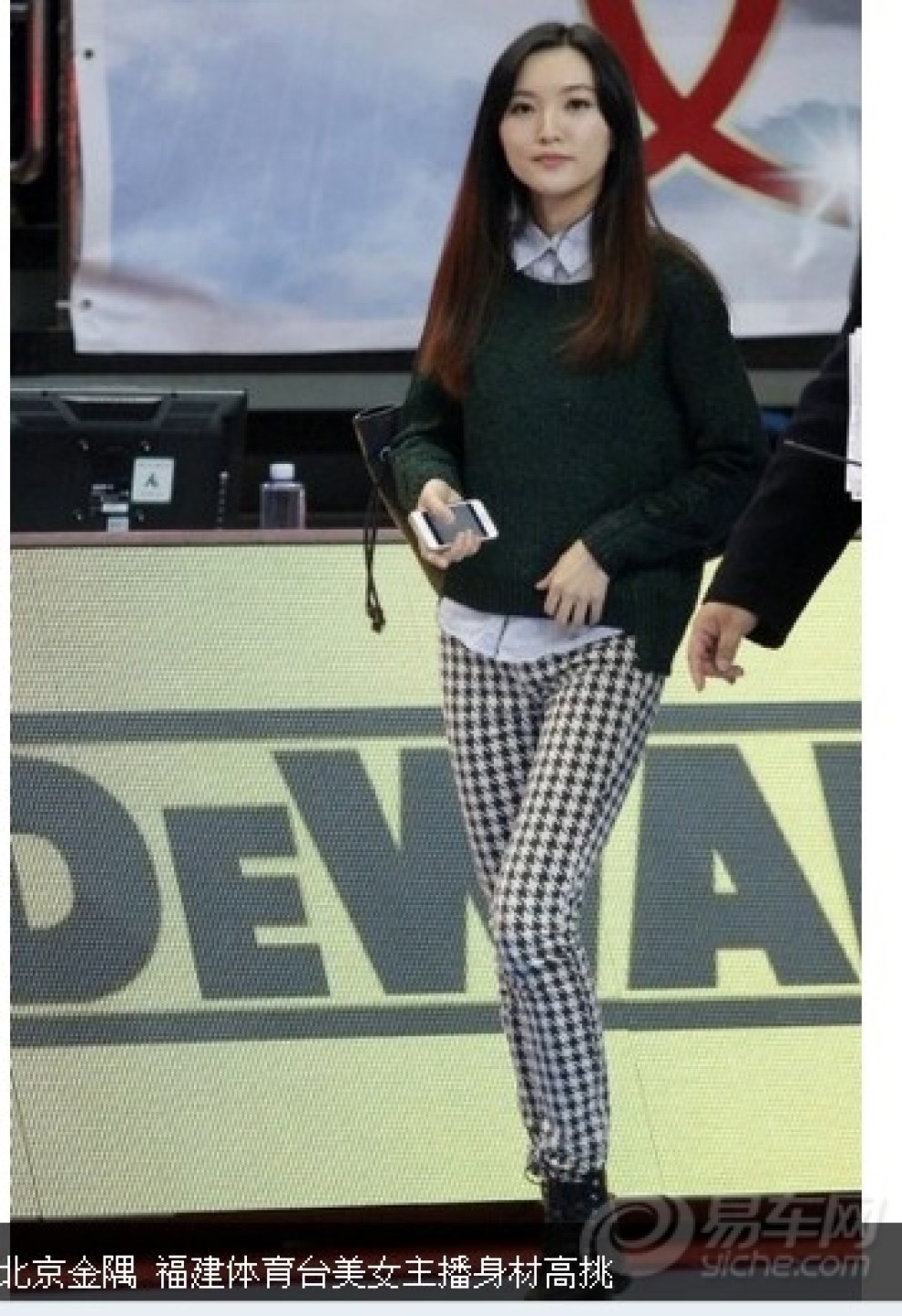 【美女惊艳助威CBA 福建女主播秀曼妙身材】