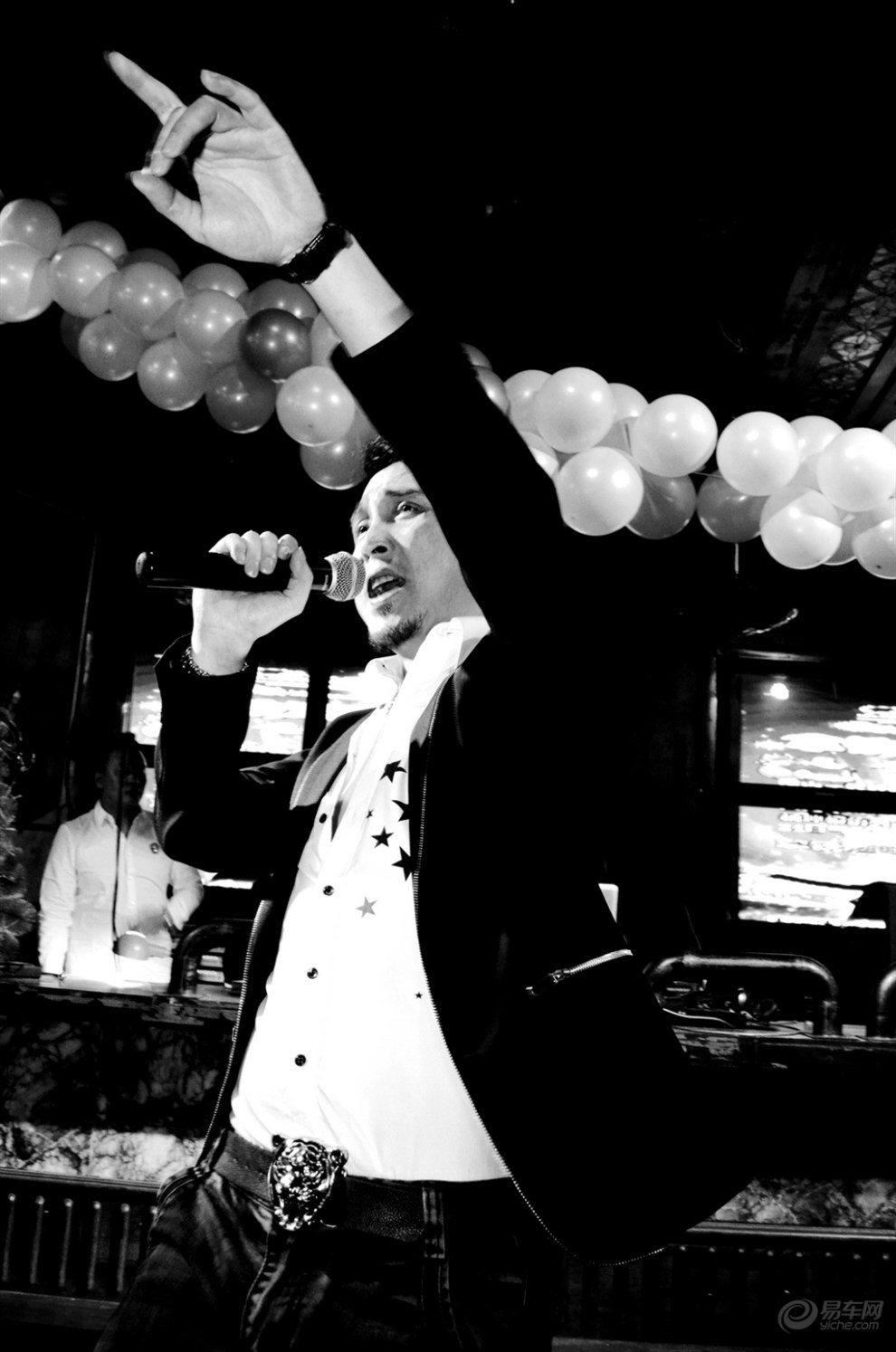 【 杨坤模仿秀 第一人(黑白版)】_摄影论坛图片