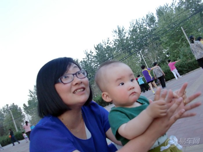【宝贝成长日记】130514乐妈带乐乐广场舞,正