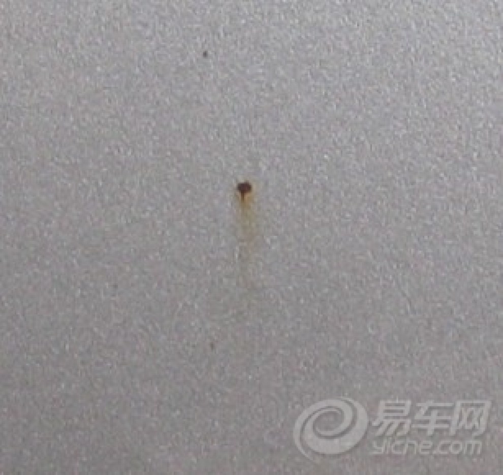 助!洗车时发现引擎盖上有一个锈点,怎么处理好