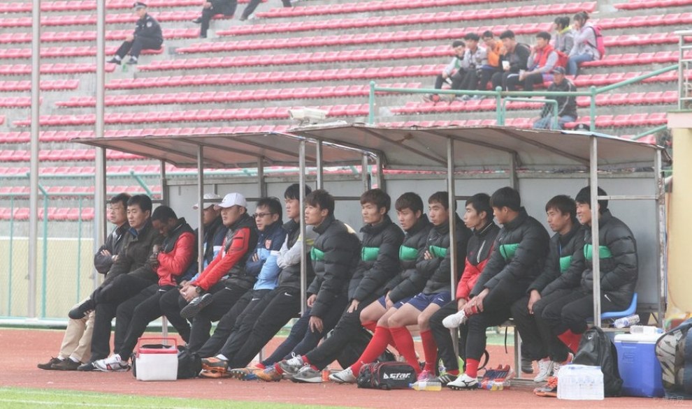 【延边降级球迷飙泪 打出横幅期待从头再来】