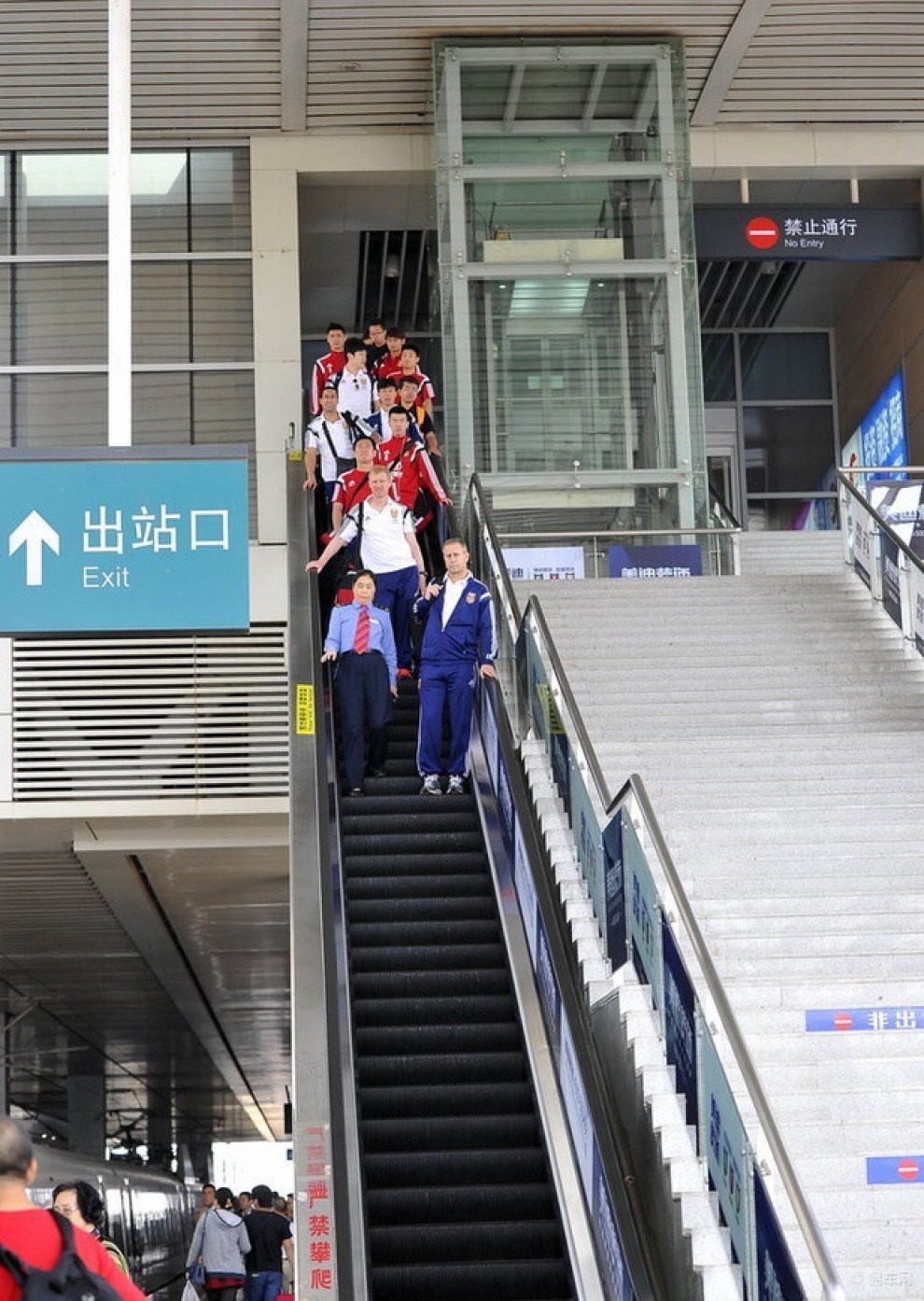 【国足乘高铁赴武汉 再战泰国国脚表情轻松】