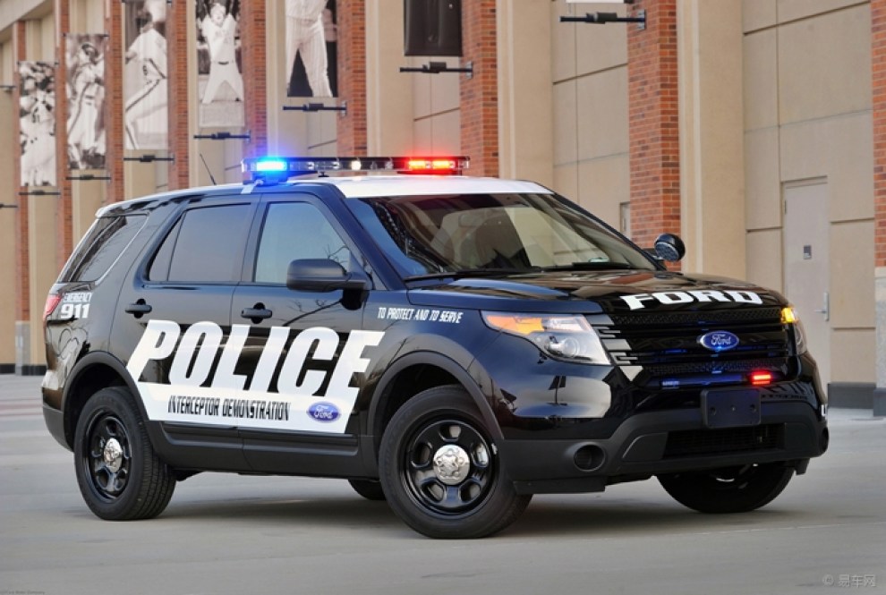 看美国警察的先进武器 特制福特警车