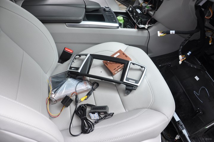 【奔驰ML350小屏换高清大屏导航倒车影像轨