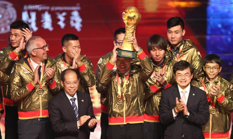 【广州恒大领取冠军奖杯 队长郑智高举火神杯