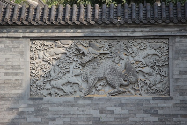 老县衙大门左右两边各有一幅这样的砖雕画,好像是麒麟吧