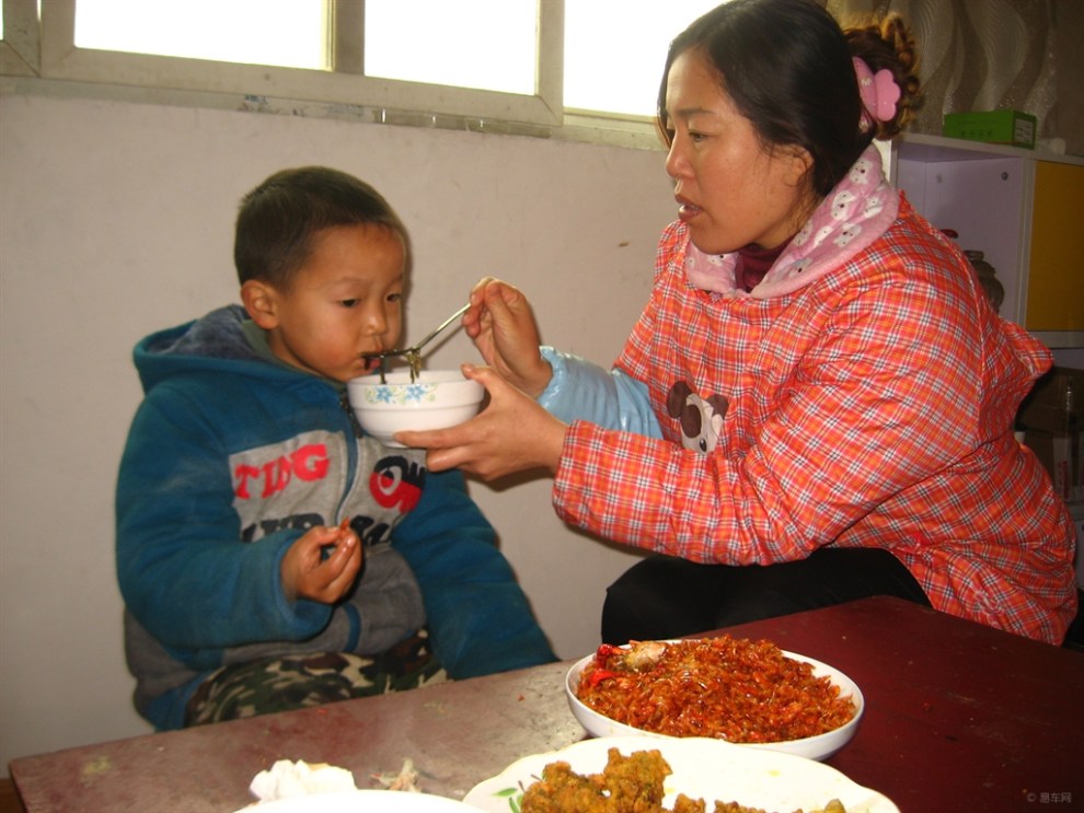 【【宝贝快乐秀】141203 第一次吃龙虾】_超