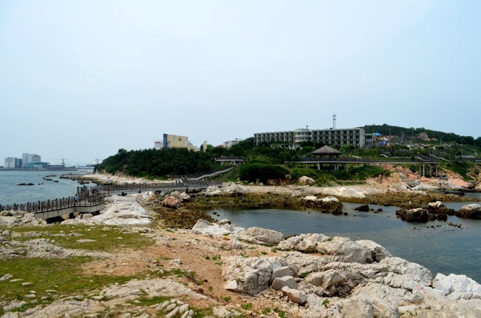 养马岛跨海大桥~就在前方天马广场转一圈~~最有标志性的就是广场中央的天马雕塑了~由清华大学博士生导师、中国环境艺术专家张绮曼教授设计完成,总投资3200万元,主要是以宣扬中华民族源远流长的传统文化和弘扬生生不息的民族精神为主题,包括天马苑、秦皇苑等六大景区和马文化长廊、音乐喷泉等八大主要景观。其中天马雕塑高近30米,整个雕塑气势恢弘,取意天马行空,是养马岛的标志性雕塑。