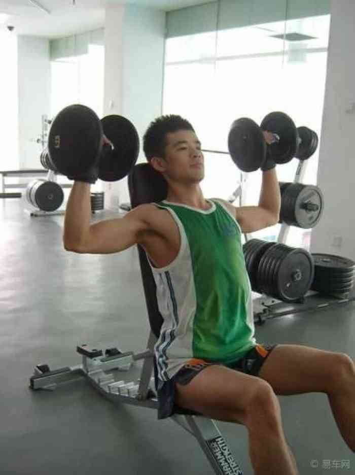 【哑铃坐姿推举是三角肌锻炼动作】福建论坛论