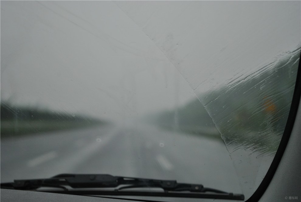雨中高速行车
