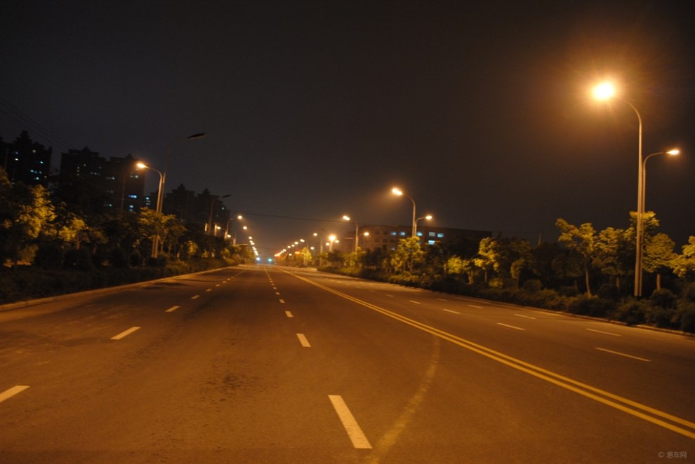 图记一天经历收尾呈现道路夜景欣赏