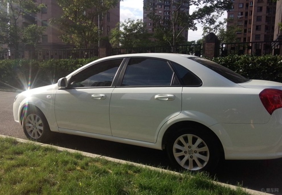 【颜色不纠结,白色,显车大,且漂亮。本人选的手