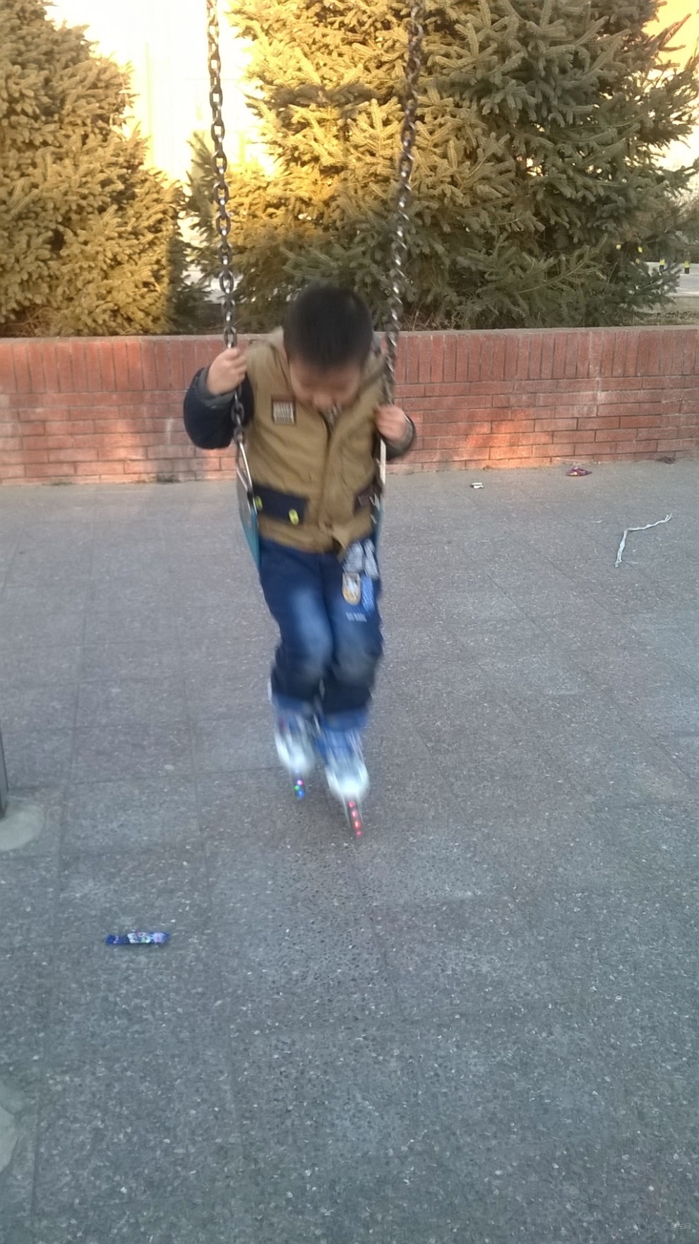 【【宝贝快乐秀】拍儿子玩旱冰鞋】_超级宝贝