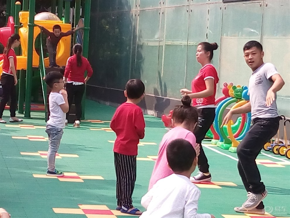 《我的家乡美》幼儿园里的男教师