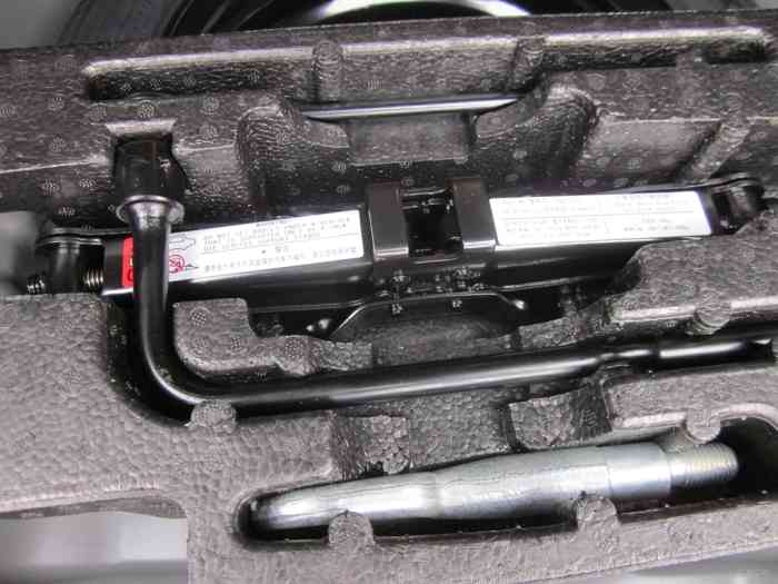 【【易车大联盟】备胎同样要保养】荣威350论