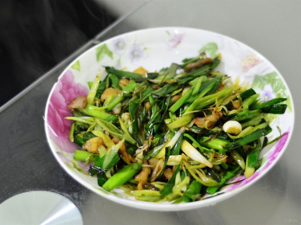 【【食尚玩家】东北大青蒜炒肉片】_美食之旅