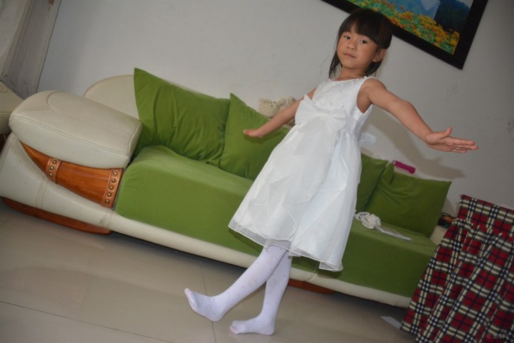 穿公主裙的小姑娘