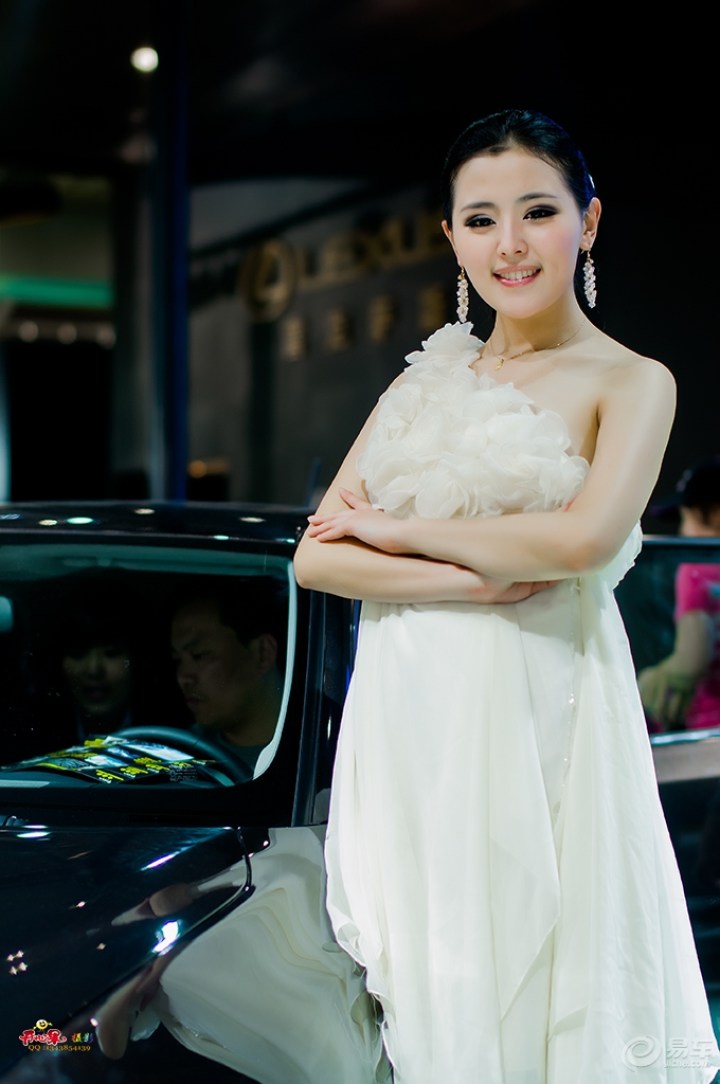 【【我要当车模】白衣高雅车模】_丽人风尚论