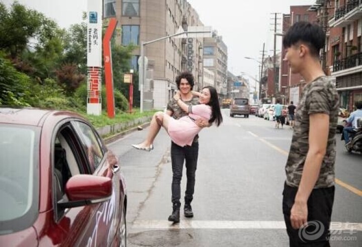 【约吗?最热血美女陪驾员,壁咚小鲜肉鹿晗】