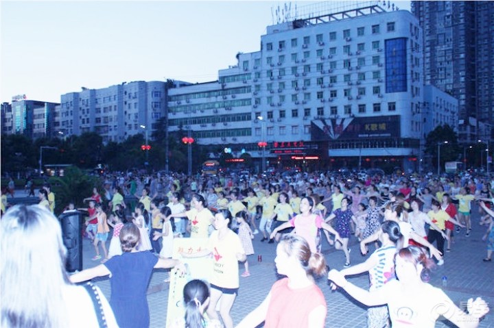 【【红色七月精彩夜色】广场舞的痴迷者】_吉