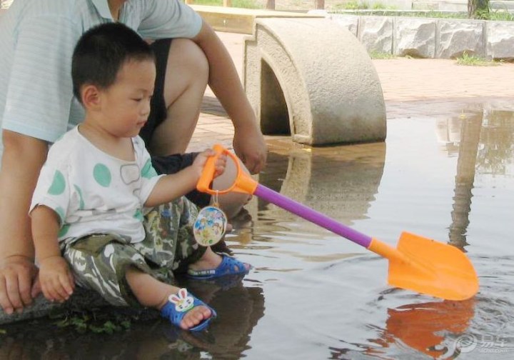 【【成长的变化】 宝宝1岁半时水边玩--随手拍