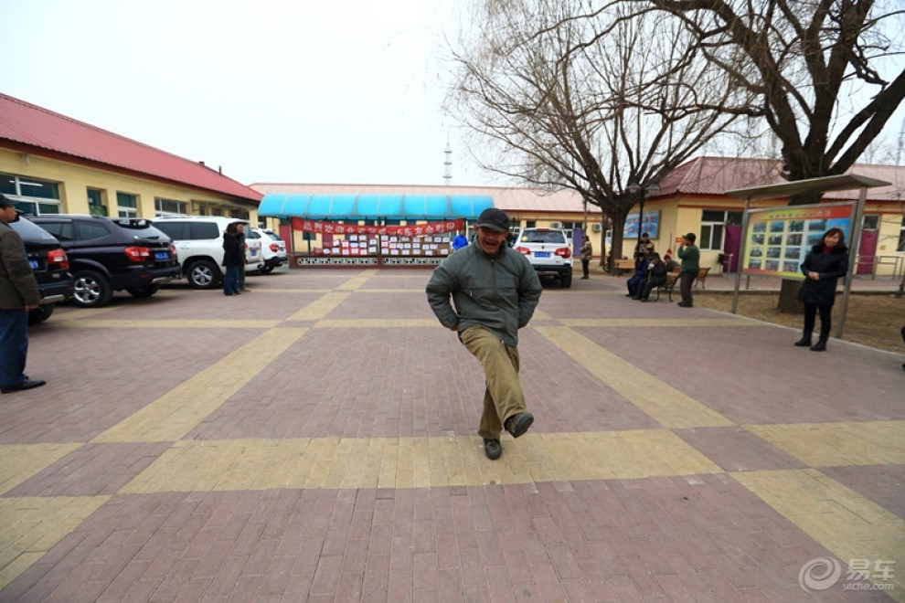 【百善孝为先,善待老人,因为我们都会老去。--