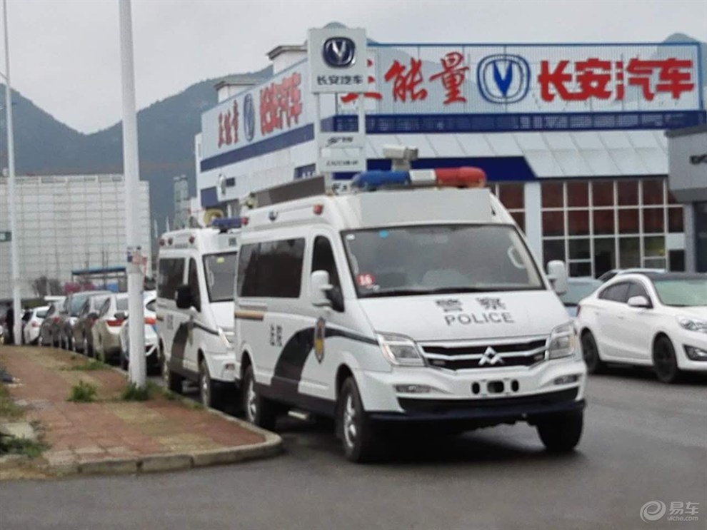 今天路过4s店,看到好多大通警车和救护车