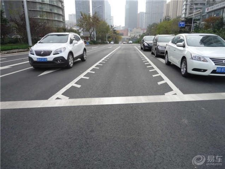 【遇到这种带锯齿的车道不要随便走,不然罚10