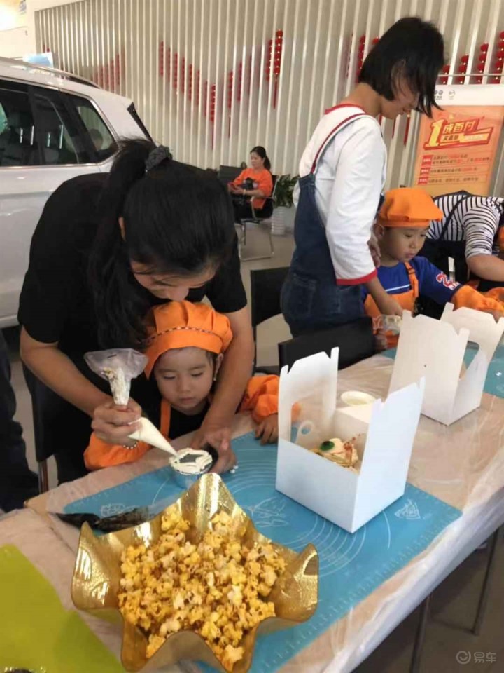 周末休息带上哥哥女儿去4s玩DIY万圣节饼干