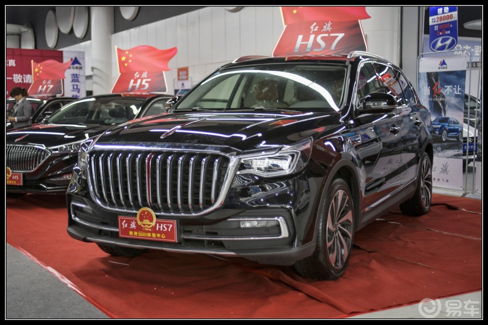 红旗飘飘，先睹为快。车展静态实拍国产豪华SUV-红旗HS7