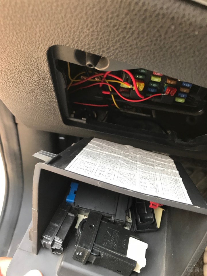 走电的话要从车内的保险盒里走,同时安装的时候也要从这里走线,所以要