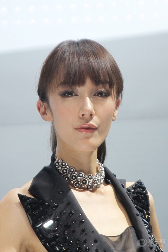 【车展美女】宋姗姗奔驰展台 嘴角微翘迷倒众生