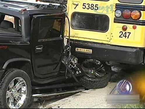 【无语.巨牛的校车!悍马撞校车的下场!(组图)】