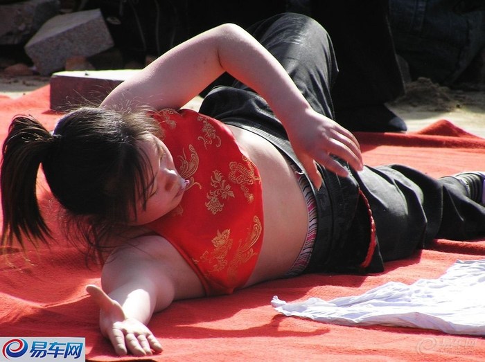 【<em>美女</em>血腥<em>自虐</em>,老汉疯狂<em>自残</em> 水上公园的庙会