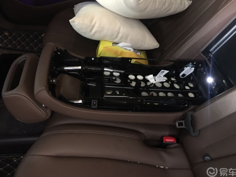奔驰e300升级后排扶手显示屏