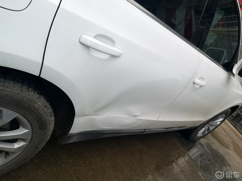 请问后门被撞成这样,问题大不大?修大概多少钱