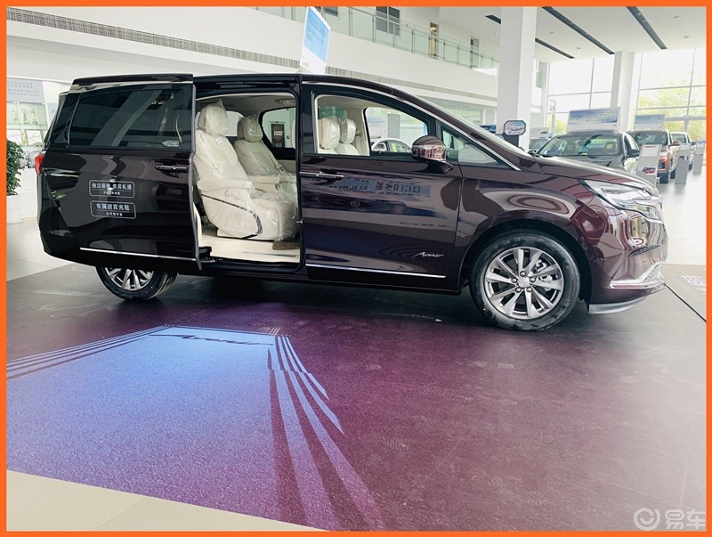 gl8艾维亚六座版店内实拍