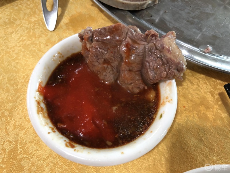 品尝地方美食五洞牛肉